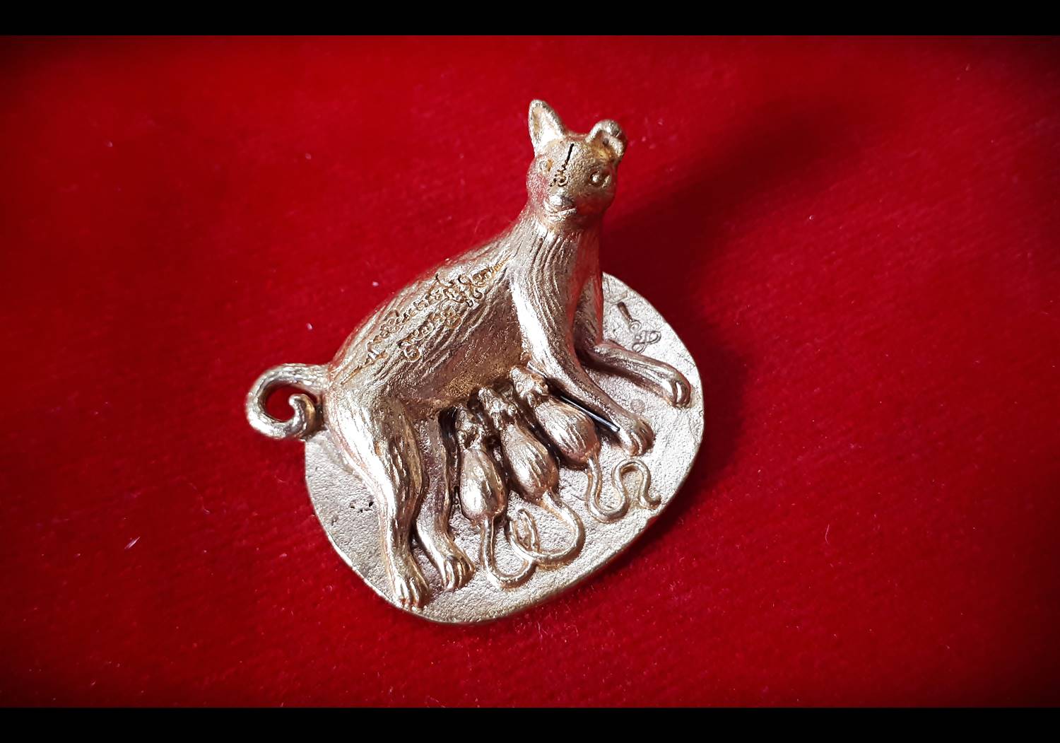 หนูกินนมแมว เนื้อทองผสมชนวน เครื่องรางเมตตรามหานิยม ขนาดหนูกับแมวยังไม่กัดกัน (ปลุก เสกตลอดไตรมาส ปี2561)