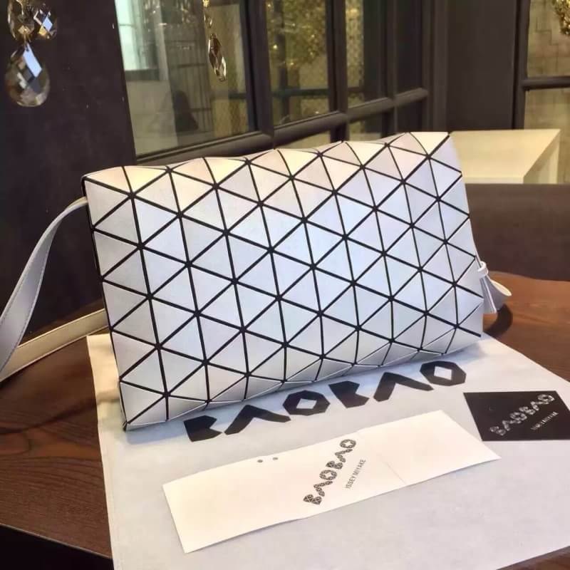 กระเป๋าสะพายข้าง issey สีเงิน ถอดสายถือเป็นคลัชได้