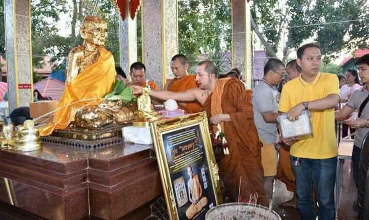 พระสมเด็จหลวงพ่อโตในวิหาร เนื้อผงชนวนมวลสารเก่าหลวงพ่อกวย รุ่นแรงครู ปี2560 หลวงพ่อกวย วัดโฆสิตาราม(วัดบ้านแค) จ.ชัยนาท ปี2563 - (ขนาด 5x7นิ้ว จีวรส้ม ด้านหน้ายันต์ครู ยันต์นะปัดตลอด ด้านหลังยันต์มงกุฎพระพุทธเจ้าหนุนดวง) ปี2563 #ปลุกเสกที่วัดโฆสิตาราม #รั