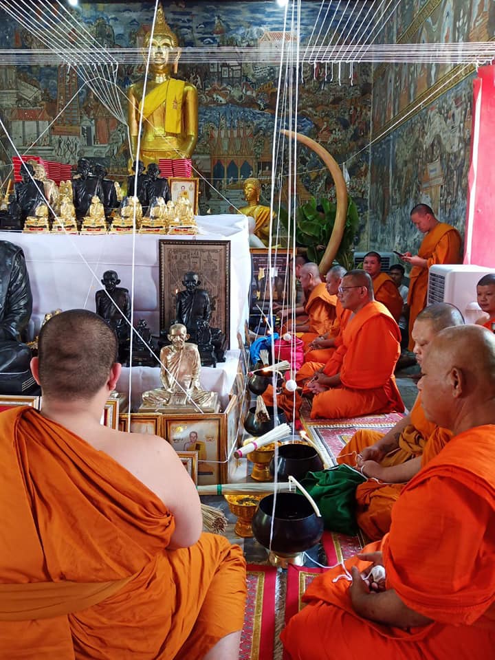 เหรียญหลวงพ่อกวย วัดโฆสิตาราม(วัดบ้านแค) เนื้อกระไหล่ทองคำ ลงยาแดง ปี2562 (แยกจากชุดกรรมการ) #รับประกันแท้ รูปภาพ สี หลวงพ่อกวย วัดโฆสิตาราม(วัดบ้านแค) (ขนาดตั้งบูชา 11x15นิ้ว) ปี2562 #รับประกันแท้ -- #พิธีดีมากดวงจิตหลวงพ่อกวยมาเสกให้เอง