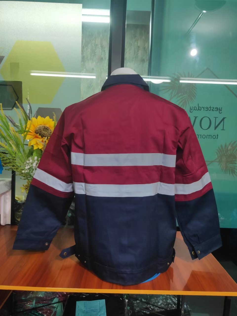 เสื้อช็อปแขนยาวสีทูโทนดำแดงติดสะท้อนแสงคู่