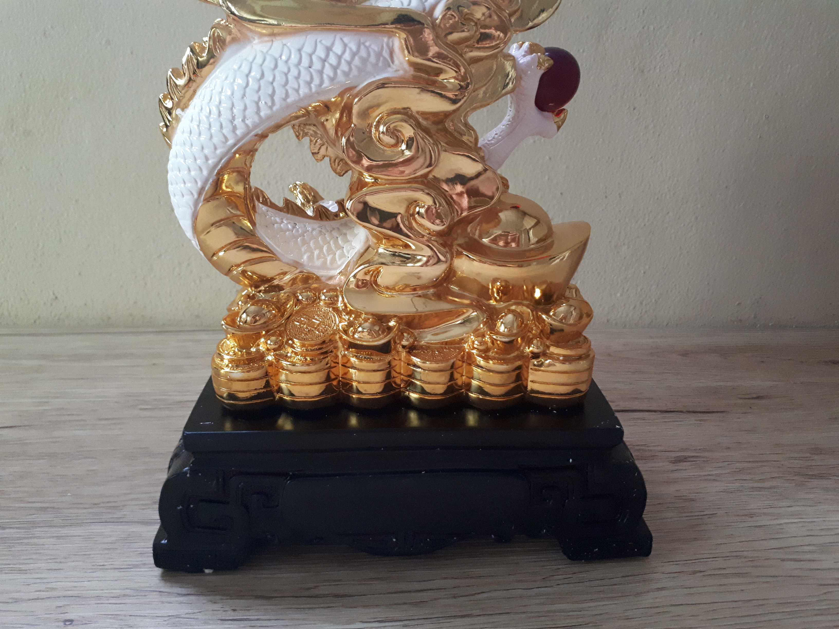 รูปหล่อ มังกรขาว สลับสีทอง ถือลูกแก้วแดง บนกองทอง เนื้อเรซิ่นเหลือบสี (สูง14นิ้ว กว้าง8นิ้ว ลึก4.5นิ้ว)