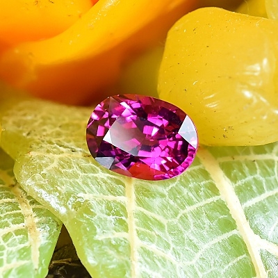 Rubellite พลอยรูเบลไลท์ น้ำหนัก 3.45 กะรัต รูปไข่ ขนาดตามใบเซอร์ 8.01x11.14x6.08 มิล สีชมพูบานเย็น สีโทนเข้ม ความสะอาดมองตาเปล่าสะอาดไม่มีตำหนิ