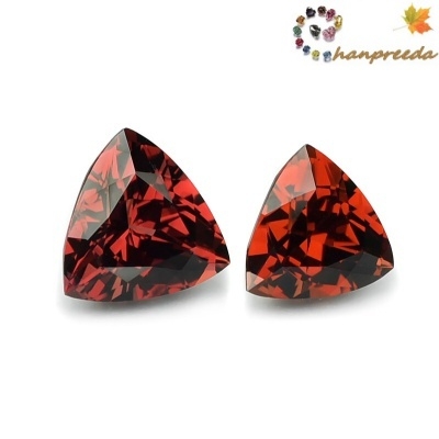 Malaya Garnet พลอยมาลายาการ์เน็ต รูปสามเหลี่ยม จำนวน 2 เม็ด น้ำหนักรวม 2.30 กะรัต สีส้มเข้ม ไฟเต็มเม็ด เนื้อสะอาด