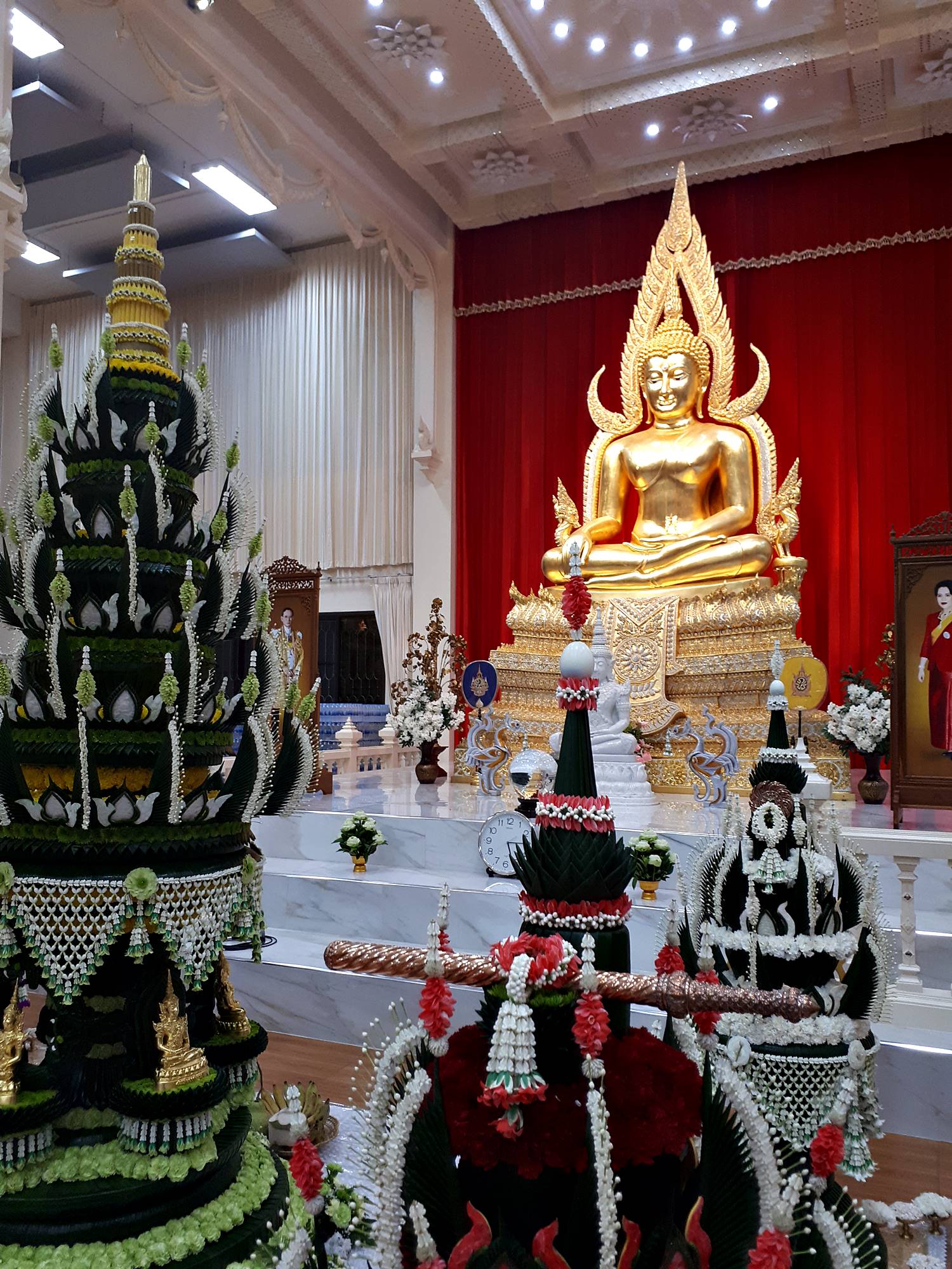 รูปหล่อ สมเด็จองค์ปฐม (พระพุทธรูป หลวงพ่อทองคำ ปางพระแก้วมรกต ทรงเครื่องพระจักรพรรดิ) (ขนาดพระบูชา หน้าตัก5นิ้ว) เนื้อโลหะทองเหลือง ปิดทองแท้ ปี2562 #รับประกันแท้ - หลวงพ่อเล็ก วัดท่าขนุน