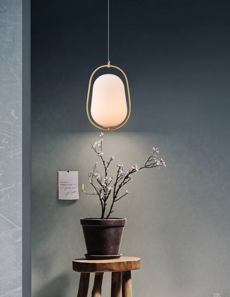 โคมไฟแขวนเพดานสไตล์โมเดิร์นโป๊ะแก้วทรงวงรีสีขาวขุ่นโครงสีทอง [GB-9770]