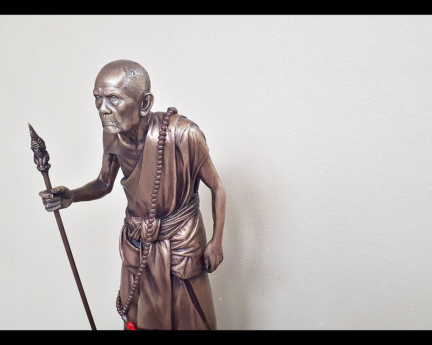 รูปหล่อ หลวงปุ่หมุน วัดบ้านจาน เนื้อโลหะทองเหลือง ยืนถือไม้เท้า พญานาค ขนาดบูชา (องค์ใหญ่ สูง21นิ้ว)