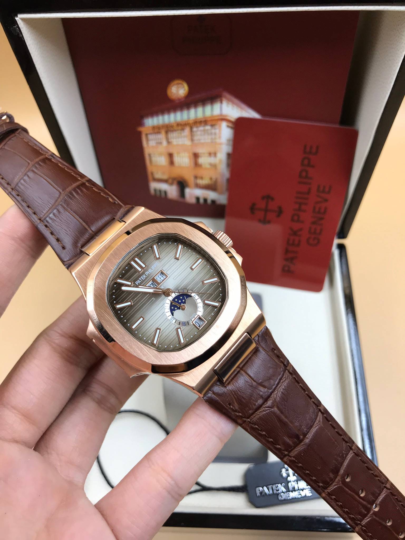 นาฬิกา Patek Philippe รุ่น Men"s Nautilus Annual Calendar งาน Mirror Swiss หน้าน้ำตาลเทา