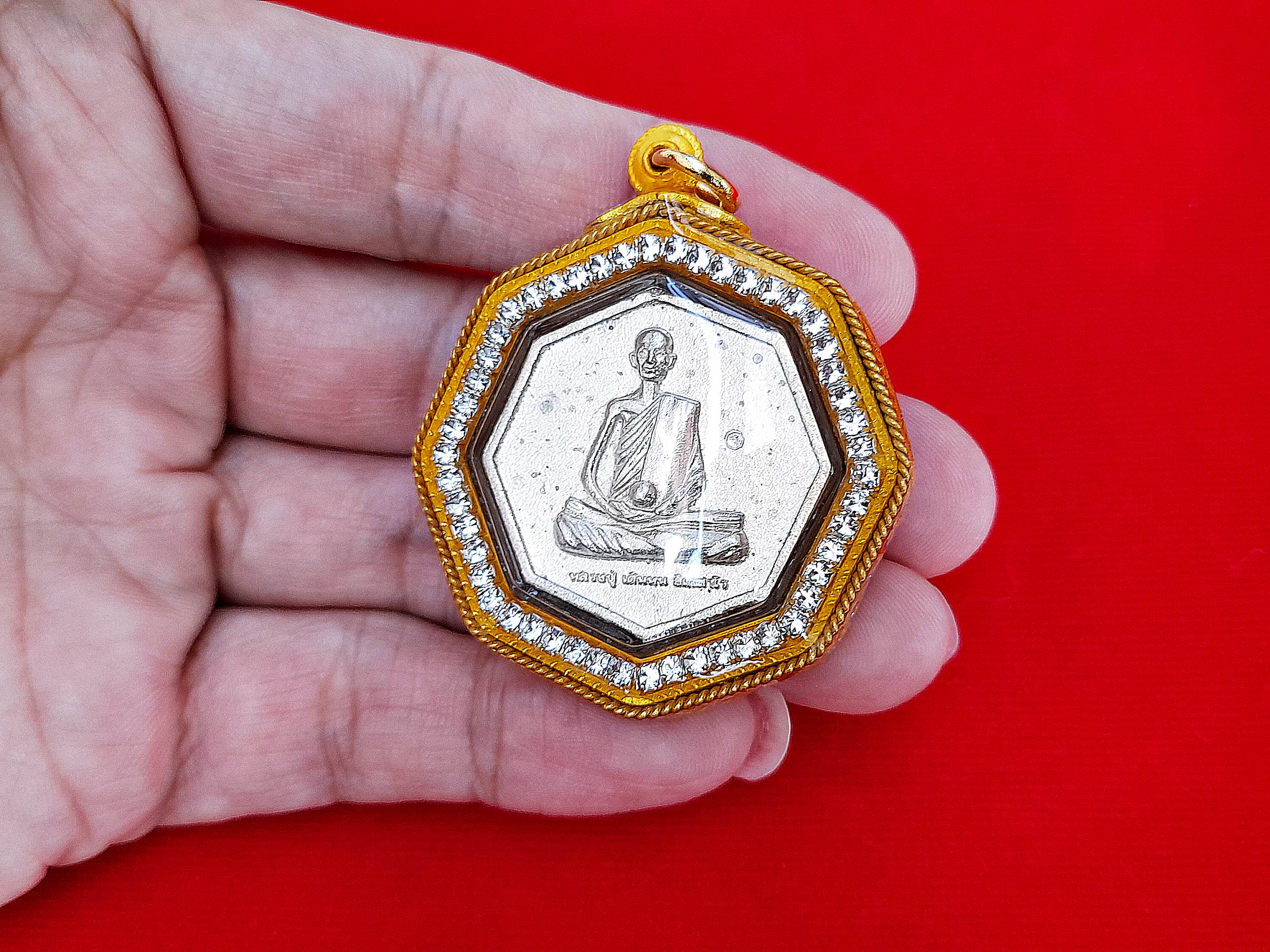 เหรียญ หลวงปู่ เดินหน อิเกสาโร เพรชยอดมงกุฎ หกเหลี่ยม ระงับโศก-รับโชคทุกทิศ เนื้อเงินแท้(ผสมทองคำและชนวนสัมฤทธิ์) ปี2565 #รับประกันแท้ (เลี่ยมกันน้ำล้อมเพรช) - จัดสร้างโดย ฅนขลังคลังวิชา