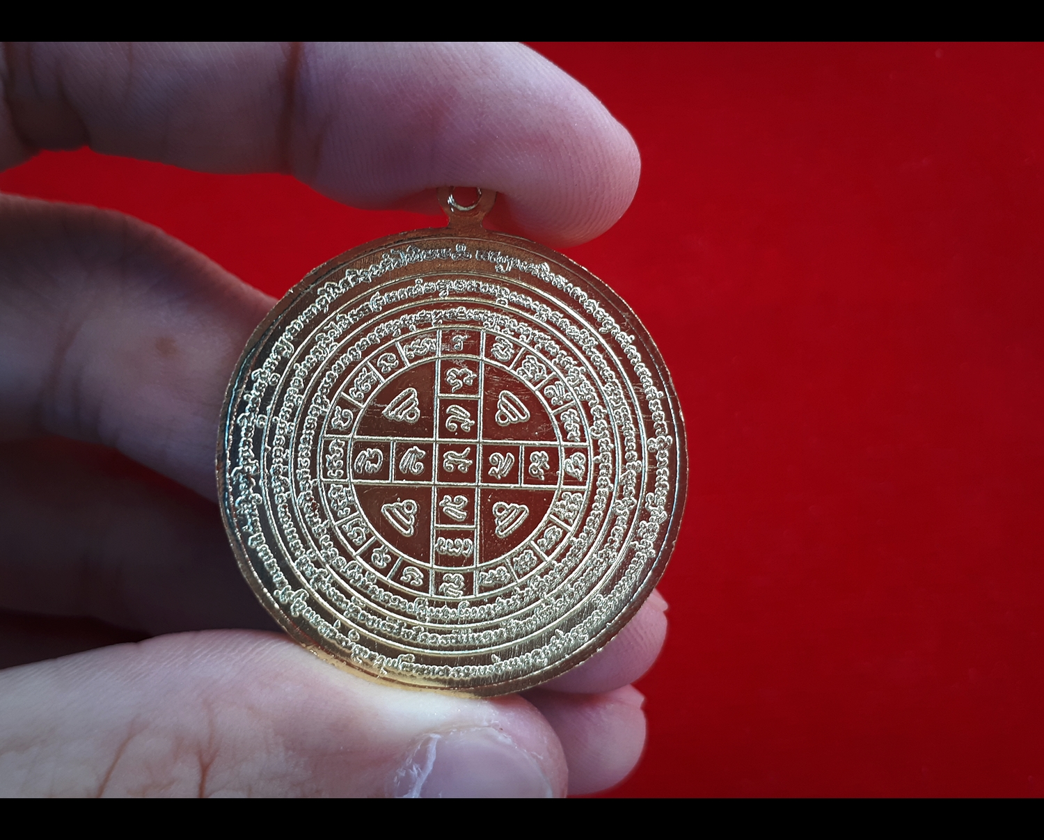 เหรียญกลม หลวงพ่อกวย ทำน้ำมนต์ รุ่นมนต์พระกาฬ ชินบัญชร เนื้อ สัมฤทธิ์โลหะ ชนวนล้วนๆ ชุบทอง