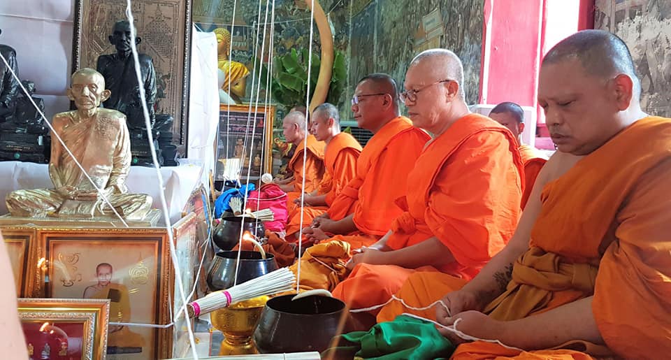 เหรียญหลวงพ่อกวย วัดโฆสิตาราม(วัดบ้านแค) เนื้อกระไหล่ทองคำ ลงยาแดง ปี2562 (แยกจากชุดกรรมการ) #รับประกันแท้ รูปภาพ สี หลวงพ่อกวย วัดโฆสิตาราม(วัดบ้านแค) (ขนาดตั้งบูชา 11x15นิ้ว) ปี2562 #รับประกันแท้ -- #พิธีดีมากดวงจิตหลวงพ่อกวยมาเสกให้เอง