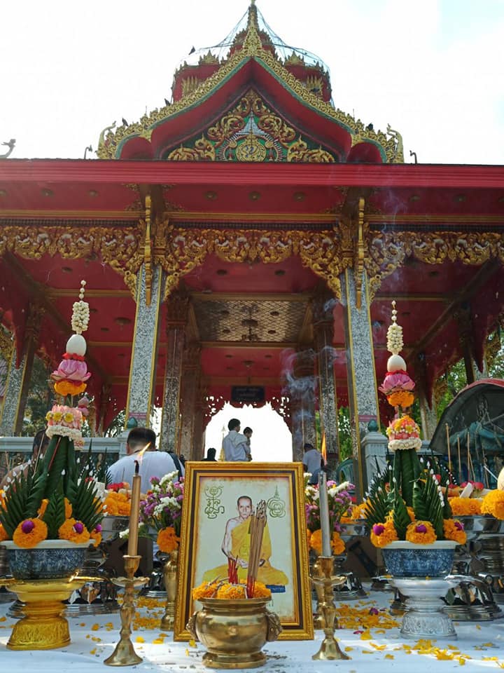 รูปภาพ สี หลวงพ่อกวย วัดโฆสิตาราม(วัดบ้านแค) (ขนาดตั้งบูชา 11x15นิ้ว) พร้อมใส่กรอบ ปี2562 #รับประกันแท้ -- #พิธีดีมากดวงจิตหลวงพ่อกวยมาเสกให้เอง