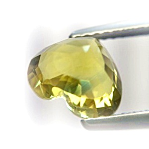 Yellow Sapphire พลอยบุษราคัมบางกะจะ รูปหัวใจ หนัก 2.32 กะรัต สีเหลืองทอง เกือบเป็นสีมะนาว ความสะอาดมองตาเปล่าสะอาด 98%รูปร่างสวย ไฟดีมาก เจียระไนสวย