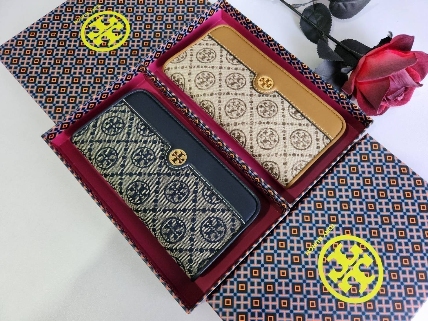 TORY BURCH T MONOGRAM JACQUARD ZIP SLIM WALLET (แอดไลน์ก่อนสั่งซื้อ)