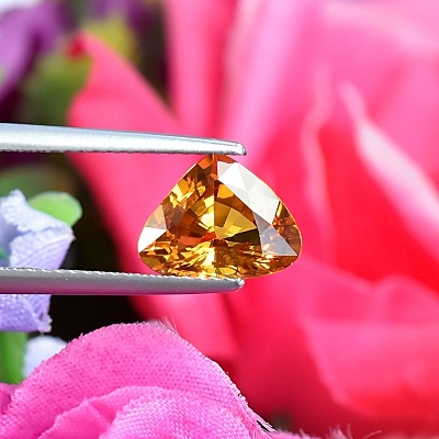 Thai Yellow Sapphire พลอยบุษราคัมบางกะจะ รูปหัวใจ หนัก 2.85 กะรัต สีเหลืองทอง เนื้อสะอาด