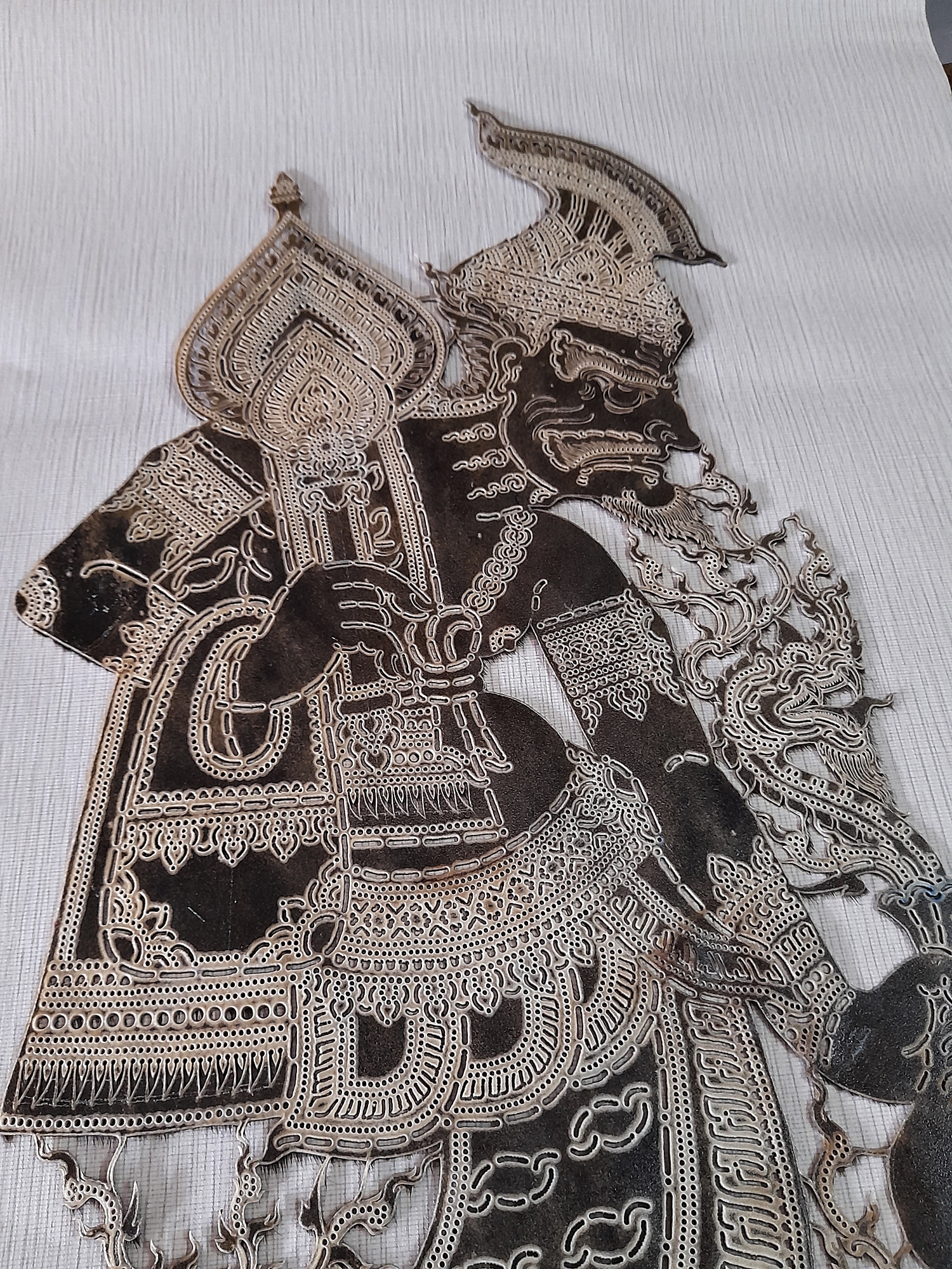 พ่อปู่ฤาษี พ่อแก่ (หนังตะลุง) (ขนาด75ซม) (แฮนเมดทำมือ งานฝีมือ) (ทำจากหนังวัวลูกติด (ตายทั้งกลม)) (เป็นของอาถรรพ์มีอิทธิคุณดีในตัว เสริมบารมีแก่ผู้ครอบครอง มีคุณด้านเมตตา ค้าขาย โชคลาภ และเป็นมหาอุด)