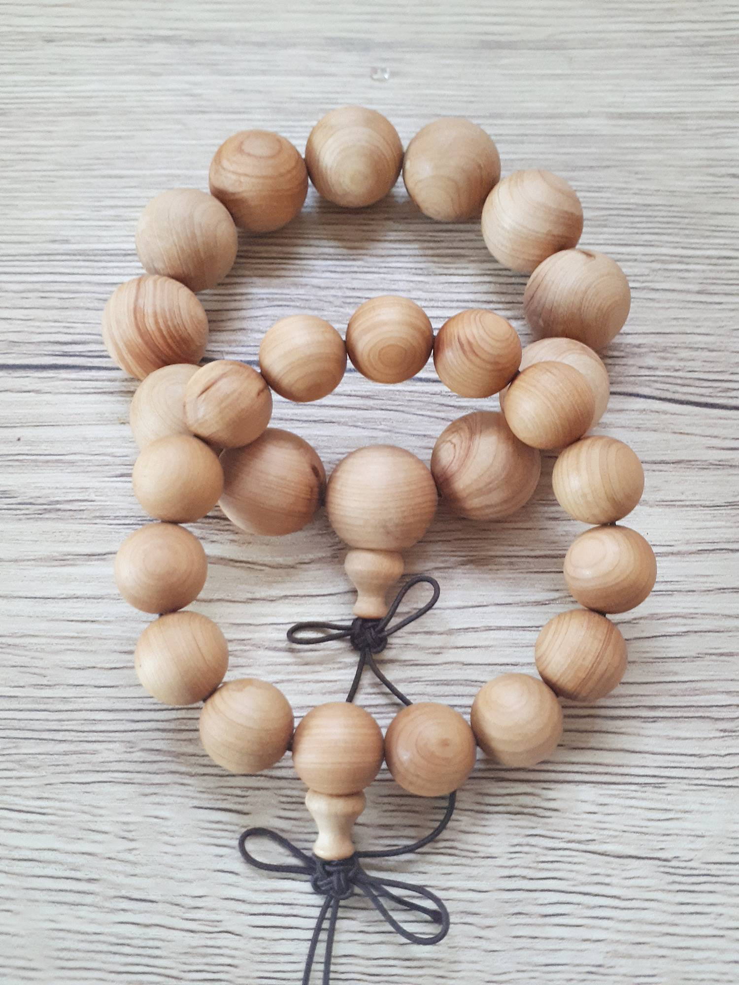 ้ประคำ ข้อมือ เนื้อไม้หอม (เม็ดเล็ก 12เม็ด) (ขายปลีก ขายส่ง)