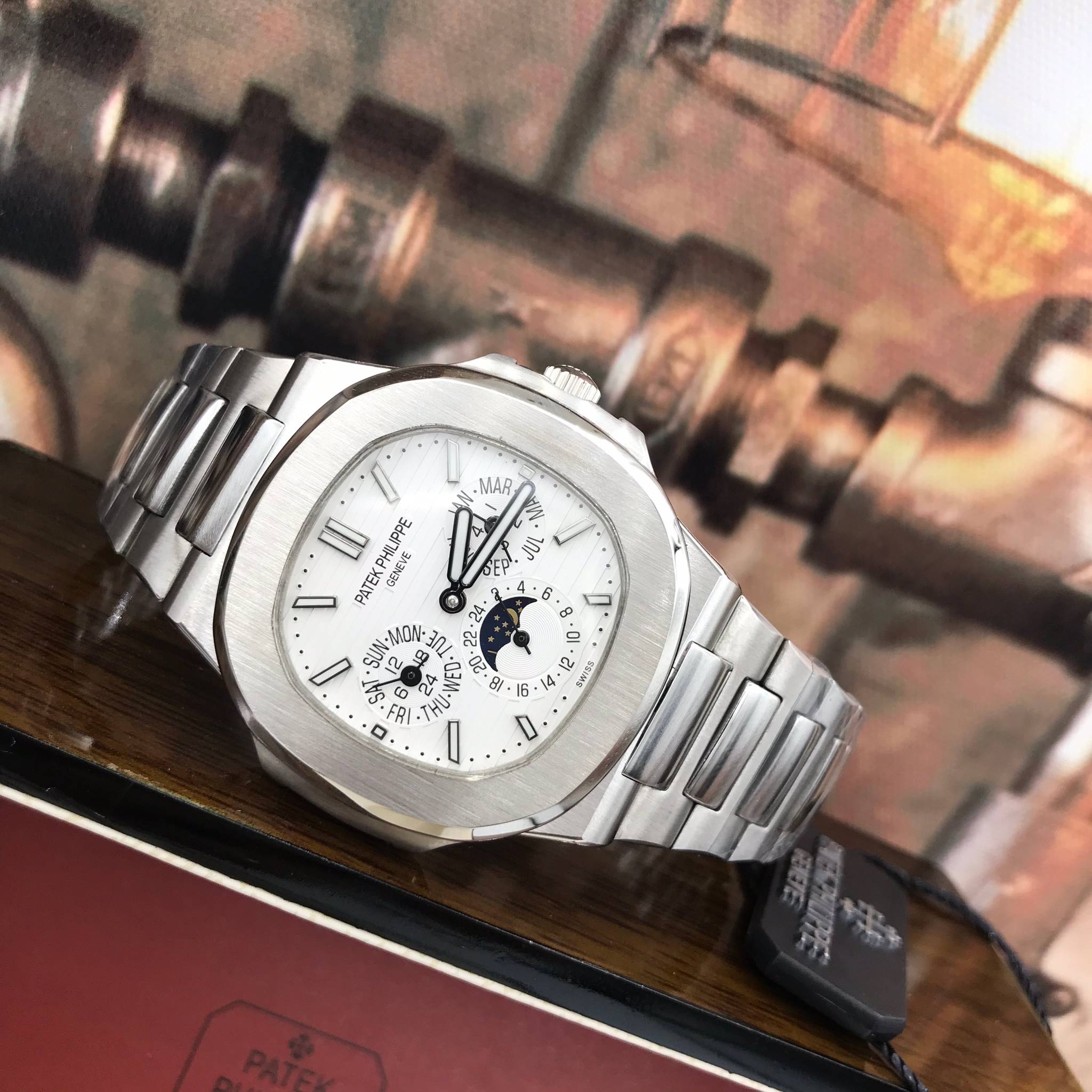 นาฬิกา Patek Philippe รุ่น Men's Nautilus Chronograph สีเงิน สายเลสสีเงิน หน้าปัดสีขาว