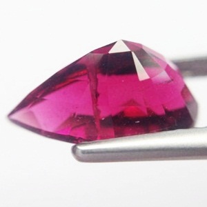 Rubellite พลอยรูเบลไลท์ รูปหยดน้ำ หนัก 3.94 กะรัต สีบานเย็นเข้ม เกือบแดง ความสะอาดมองตาเปล่าสะอาด 99% ไฟดีมากค่ะ เจียระไนสวย รูปร่างสวย
