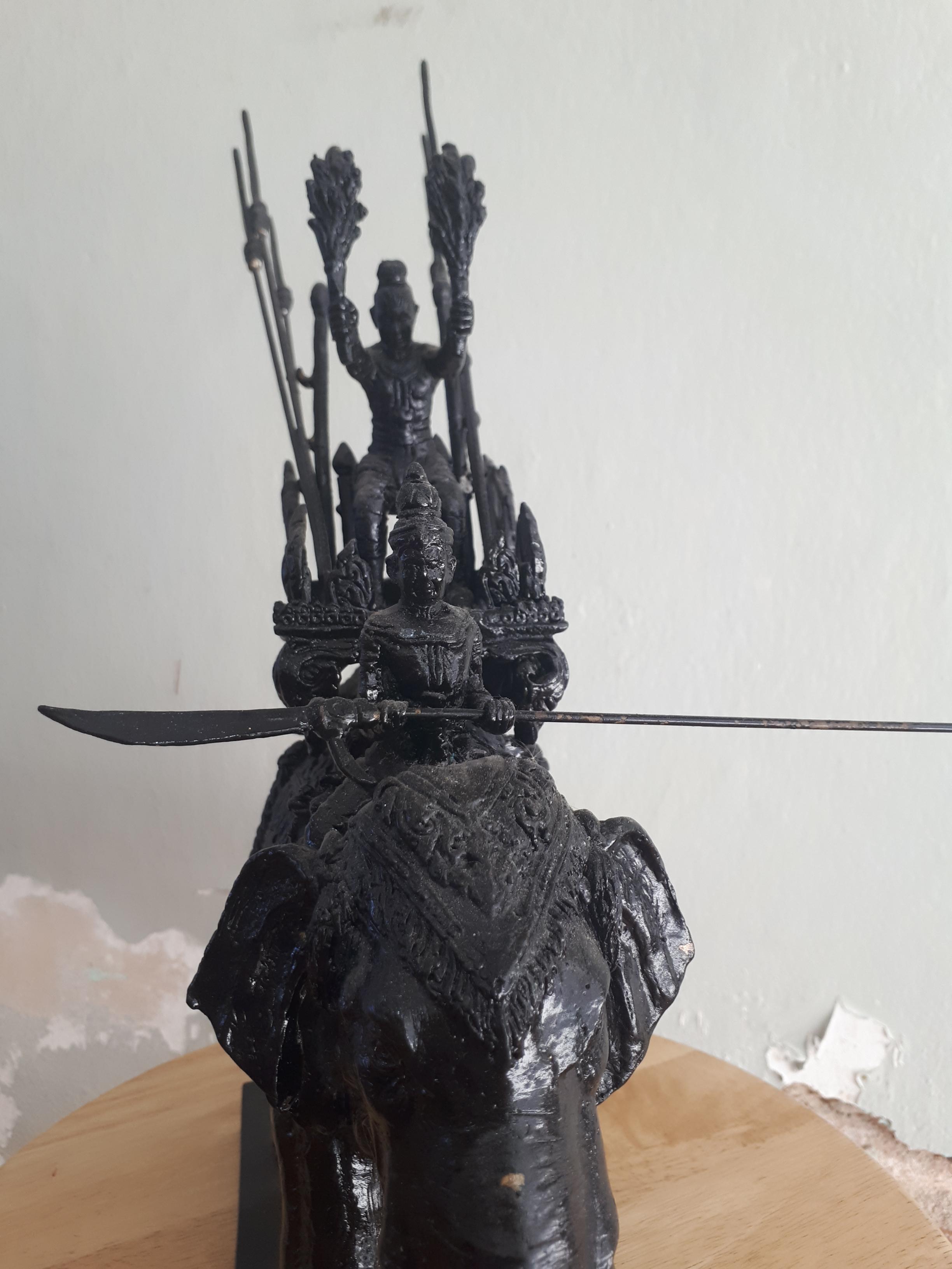 รูปหล่อ พระเจ้าพรหมมหาราช ทรงประทับขี่ช้างศึก ช้างพลายประกายแก้ว ออกศึก เนื้อโลหะรมดำ ปี2555 #รับประกันแท้ (องค์ใหญ่ ขนาด สูง14นิ้ว ฐาน7นิ้ว)