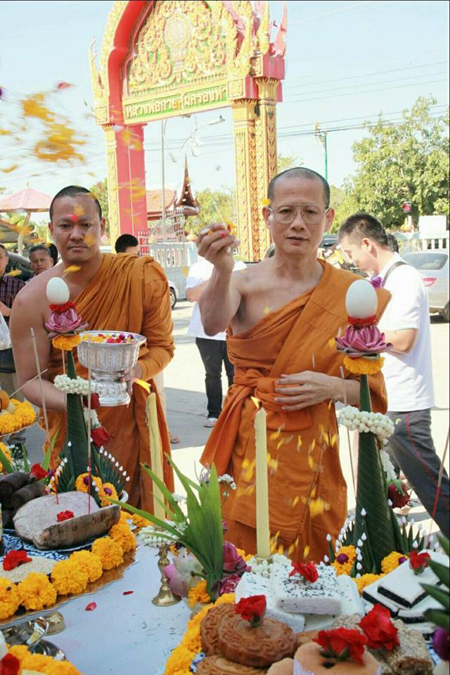 พระสมเด็จหลวงพ่อโตในวิหาร เนื้อผงชนวนมวลสารเก่าหลวงพ่อกวย รุ่นแรงครู ปี2560 หลวงพ่อกวย วัดโฆสิตาราม(วัดบ้านแค) จ.ชัยนาท ปี2563 - (ขนาด 5x7นิ้ว จีวรส้ม ด้านหน้ายันต์ครู ยันต์นะปัดตลอด ด้านหลังยันต์มงกุฎพระพุทธเจ้าหนุนดวง) ปี2563 #ปลุกเสกที่วัดโฆสิตาราม #รั