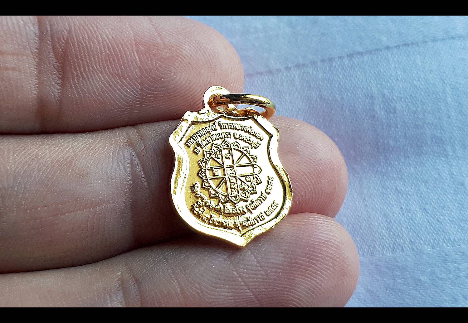 เหรียญหลวงพ่อทอง วัดเขาตะเครา (เหรียญเม็ดแตง จิ๋ว ทรงโลห์) เนื้อกระไหล่ทอง ลงยาสีแดง ปี2555-2556 (ออกจากปลุกเสกแล้วจากวัดเขาตะเครา)