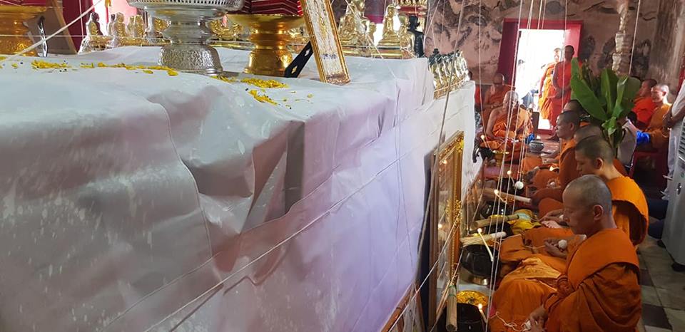 เหรียญ หลวงพ่อกวย วัดโฆสิตาราม หลังยันต์ครู ยันต์พระเจ้าอมโลก(นะโมพุทธายะ) เนื้อกะไหล่ทองคำ (หลังตอกโค็ด2จุด #อักษรจีน #ยันต์ดวงแก้วพระสีวลี) ปี2562 #รับประกันแท้ - #พิธีดีมากดวงจิตหลวงพ่อกวยมาเสกให้เอง