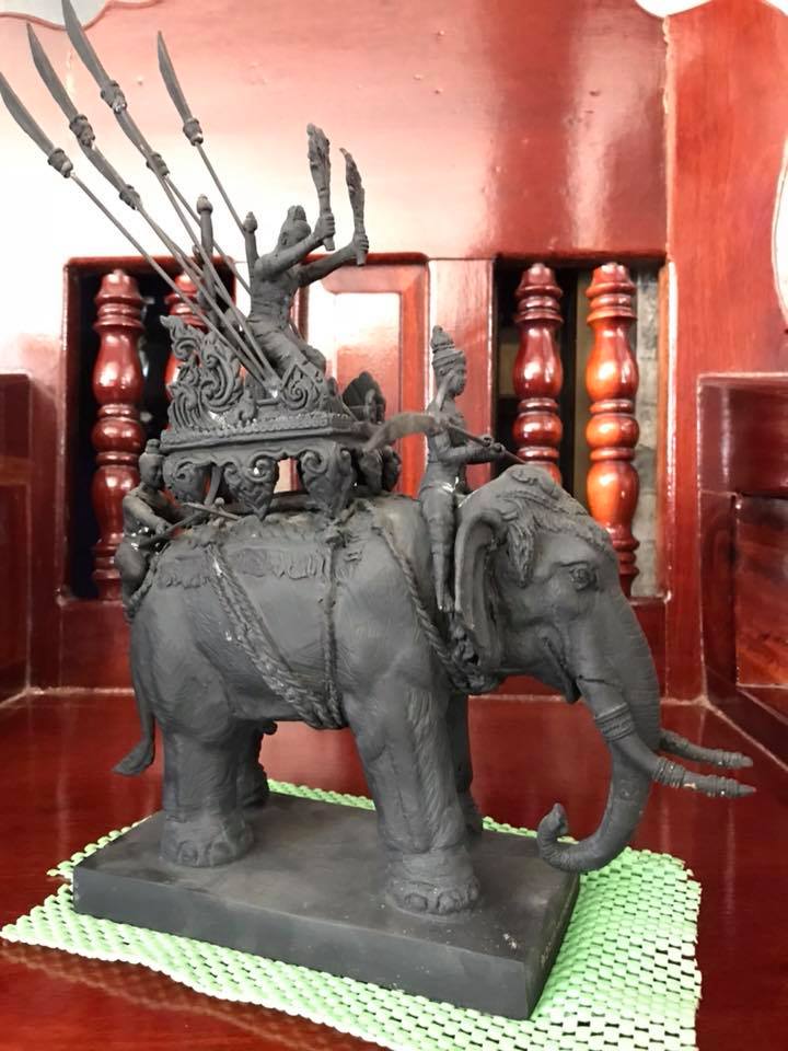 รูปหล่อ พระเจ้าพรหมมหาราช ทรงประทับขี่ช้างศึก ช้างพลายประกายแก้ว ออกศึก เนื้อโลหะรมดำ ปี2555 #รับประกันแท้ (องค์ใหญ่ ขนาด สูง14นิ้ว ฐาน7นิ้ว)