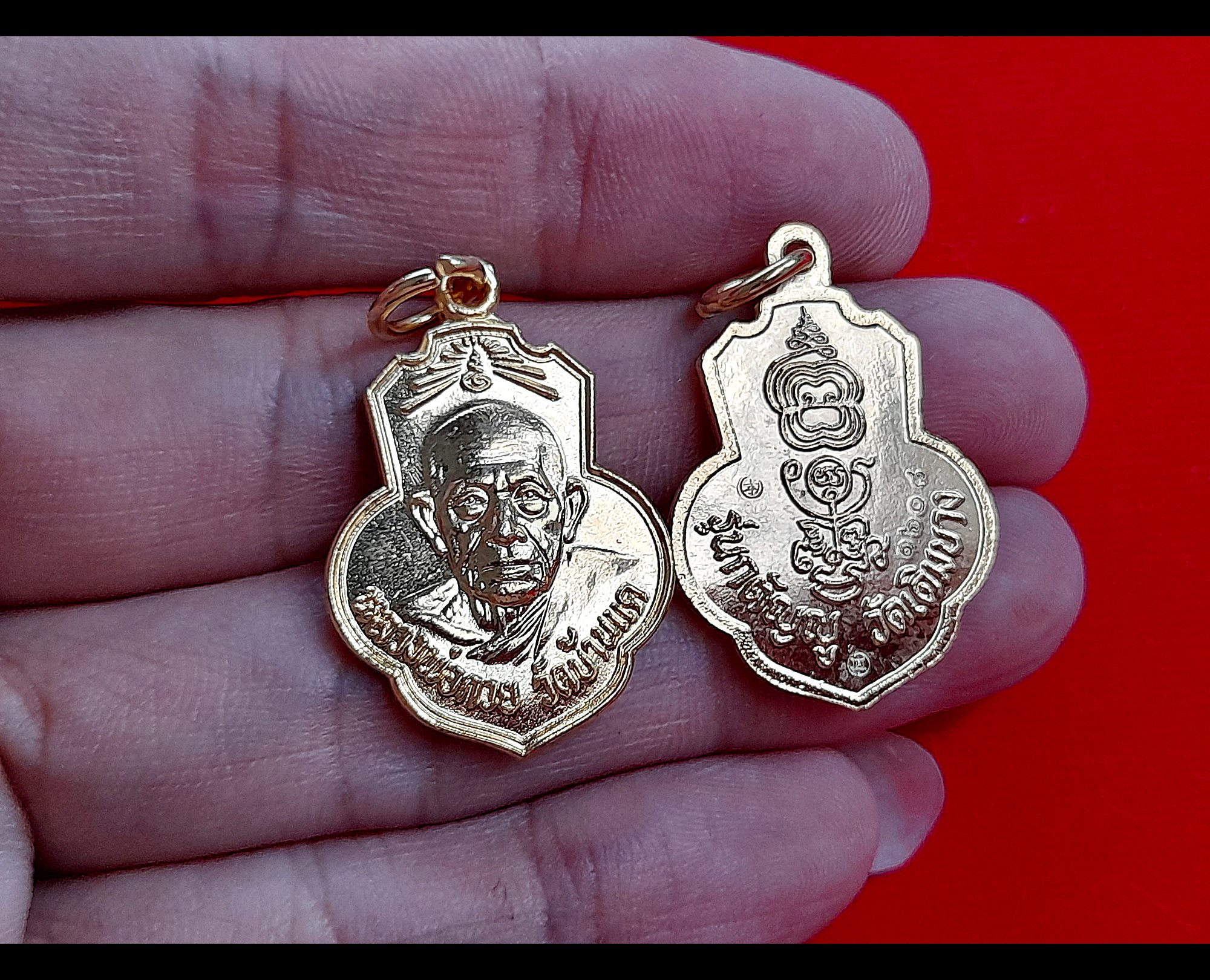 เหรียญ หลวงพ่อกวย วัดโฆสิตาราม หลังยันต์ครู ยันต์พระเจ้าอมโลก(นะโมพุทธายะ) เนื้อกะไหล่ทองคำ (หลังตอกโค็ด2จุด #อักษรจีน #ยันต์ดวงแก้วพระสีวลี) ปี2562 #รับประกันแท้ - #พิธีดีมากดวงจิตหลวงพ่อกวยมาเสกให้เอง