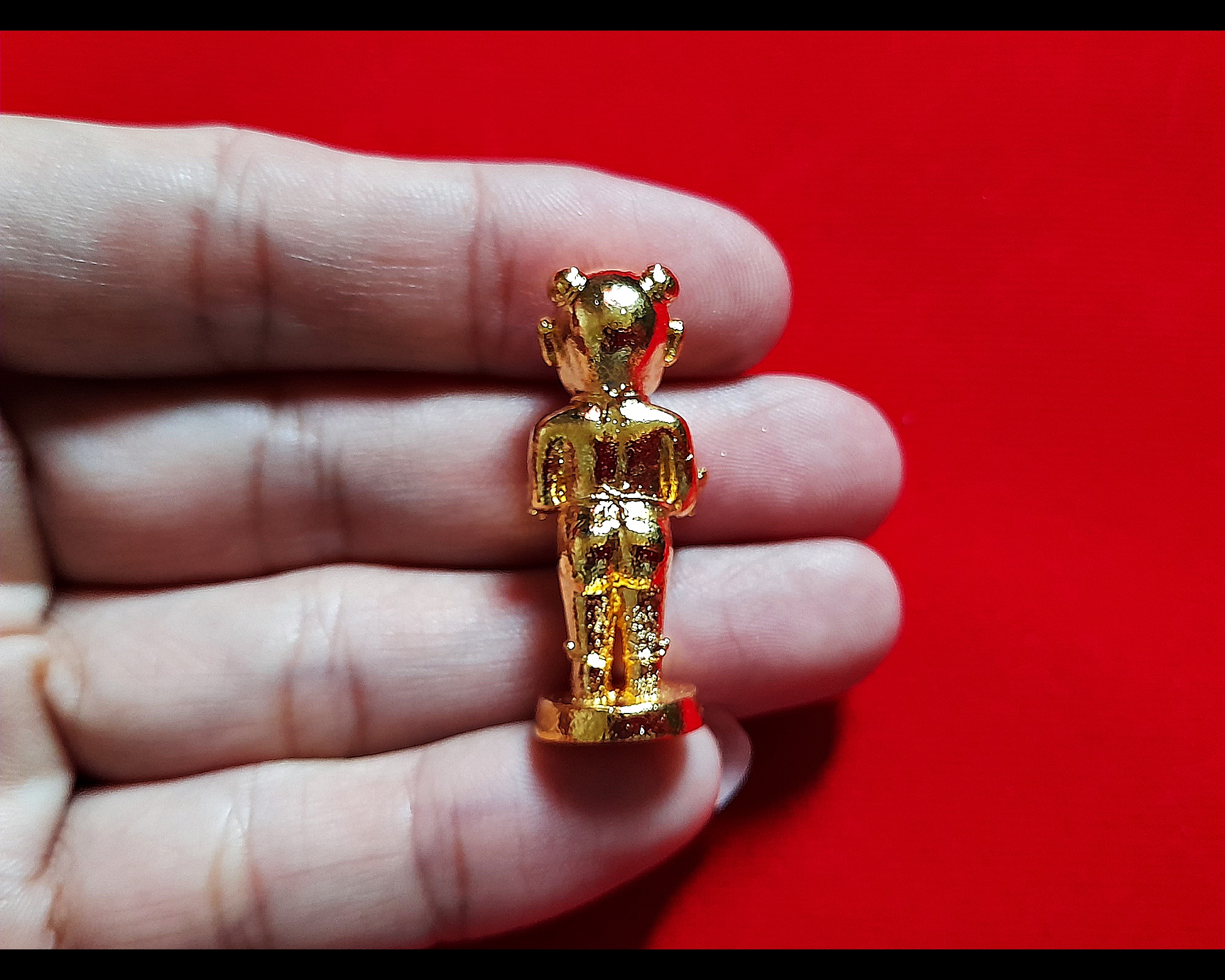 กุมารแห่งความสำเร็จ - กุมารจีน (ใส่ชุดเอี๊ยมจีน ซ้ายถือทอง ขวาถือลูกท้อ ใส่กำไล) เนื้อทองเหลือง(#ชนวน) ชุบทอง ฐานบรรจุมวลสาร ปี2564 #รับประกันแท้