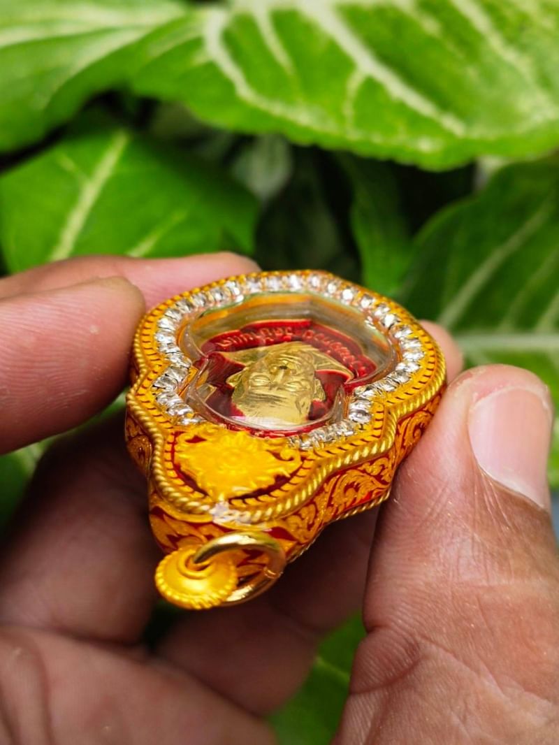 เหรียญหลวงพ่อกวย วัดโฆสิตาราม(วัดบ้านแค) เนื้อกระไหล่ทองคำ ลงยาแดง ปี2562 (แยกจากชุดกรรมการ) #รับประกันแท้ รูปภาพ สี หลวงพ่อกวย วัดโฆสิตาราม(วัดบ้านแค) (ขนาดตั้งบูชา 11x15นิ้ว) พร้อมใส่กรอบ ปี2562 #รับประกันแท้ -- #พิธีดีมากดวงจิตหลวงพ่อกวยมาเสกให้เอง