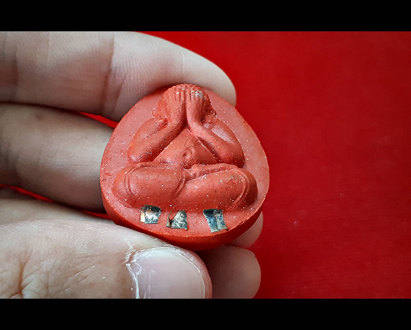 พระปิดตา มหาเศรษฐีเงินล้าน จัมโบ้ เนื้อผงวรรณะ สีแดง (ฝังตะกรุดจตุโรบังเกิดทรัพย์ 3ดอก) (รุ่นนี้ วางบูชาเงินก็เข้า) ปี2555 - หลวงพ่อเล็ก วัดท่าขนุน