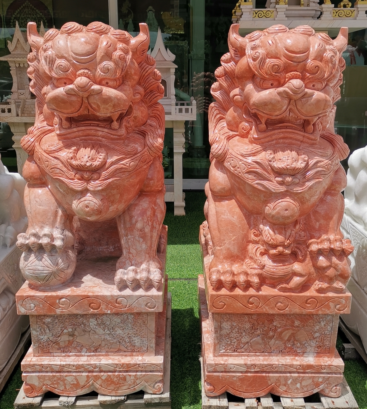 สิงโตหินอ่อนสีแดง ขนาดสูง 120 เซนติเมตร