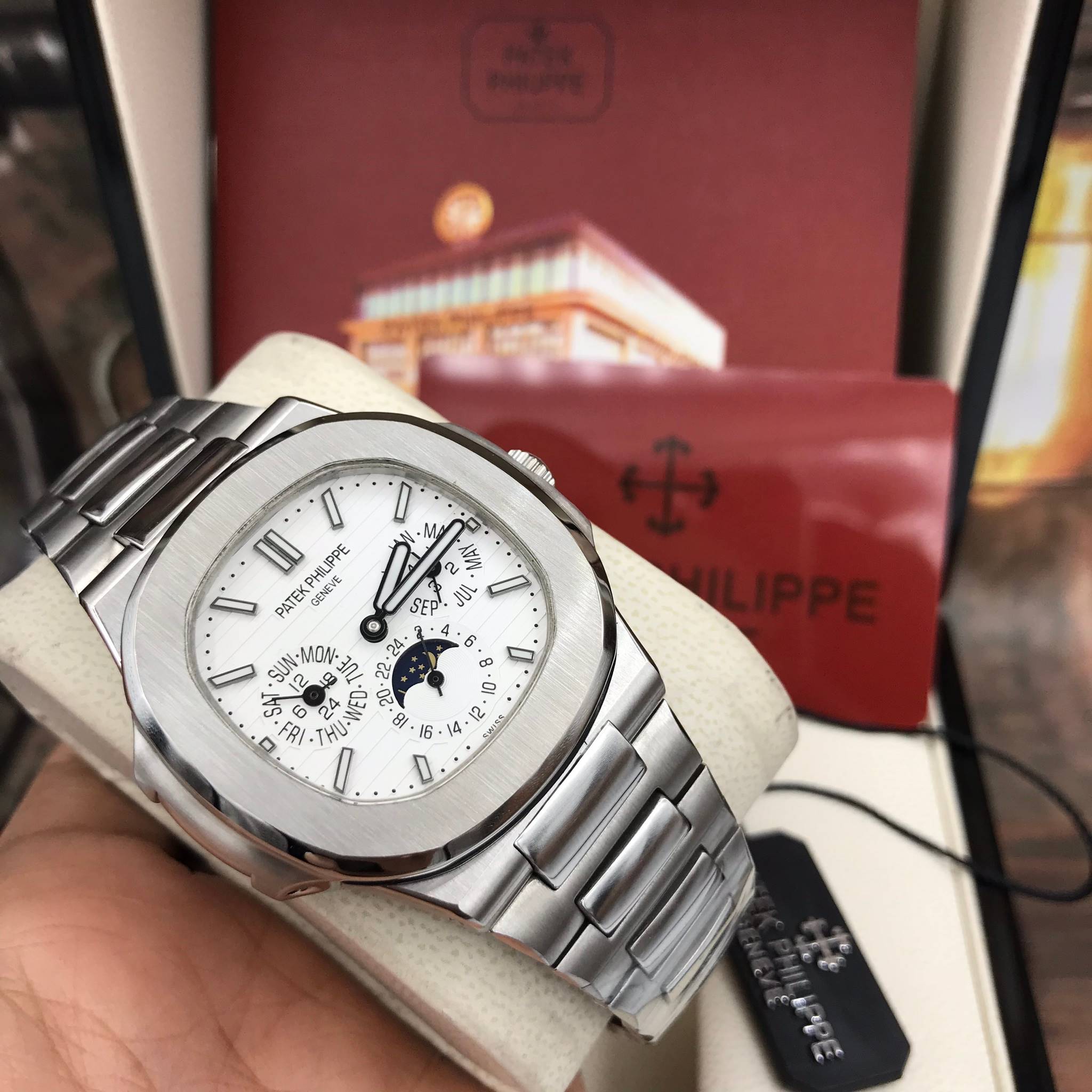 นาฬิกา Patek Philippe รุ่น Men's Nautilus Chronograph สีเงิน สายเลสสีเงิน หน้าปัดสีขาว