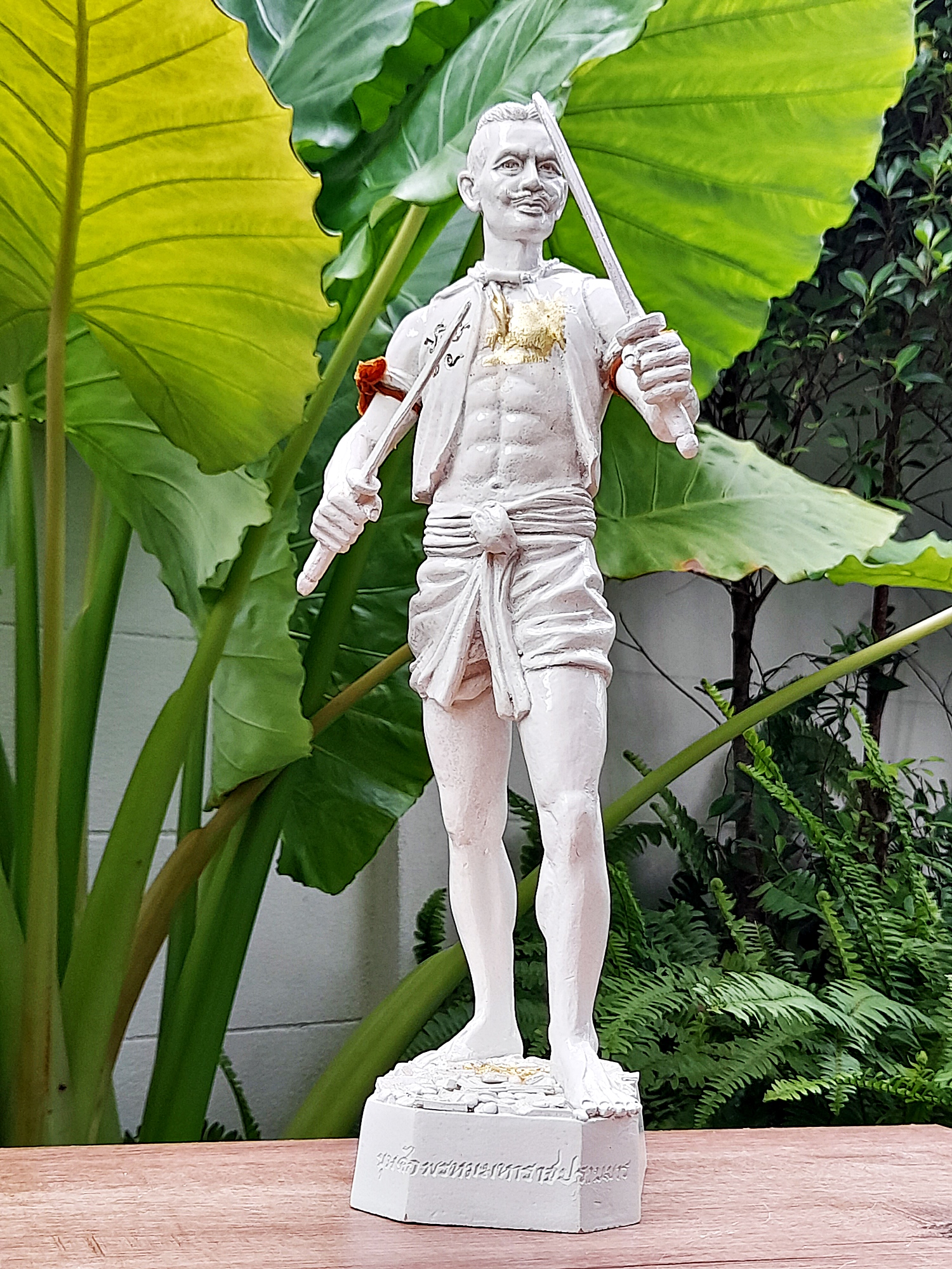 รูปหล่อ หุ่นพยนต์ขุนศึกพรหมมหาราช ปราบมาร (เชิญดวงจิตเทวดา ท่านปู่ขุนศึก ยุค นักรบไทย ของพระเจ้าพรหมมหาราช) เนื้อเรซิ่น สีขาว (ขนาดสูง14นิ้ว ฐาน3x5นิ้ว) (จัดสร้างเพียง99องค์) ปี2559 #รับประกันแท้ - หลวงพ่อหนุน วัดพุทธโมกข์