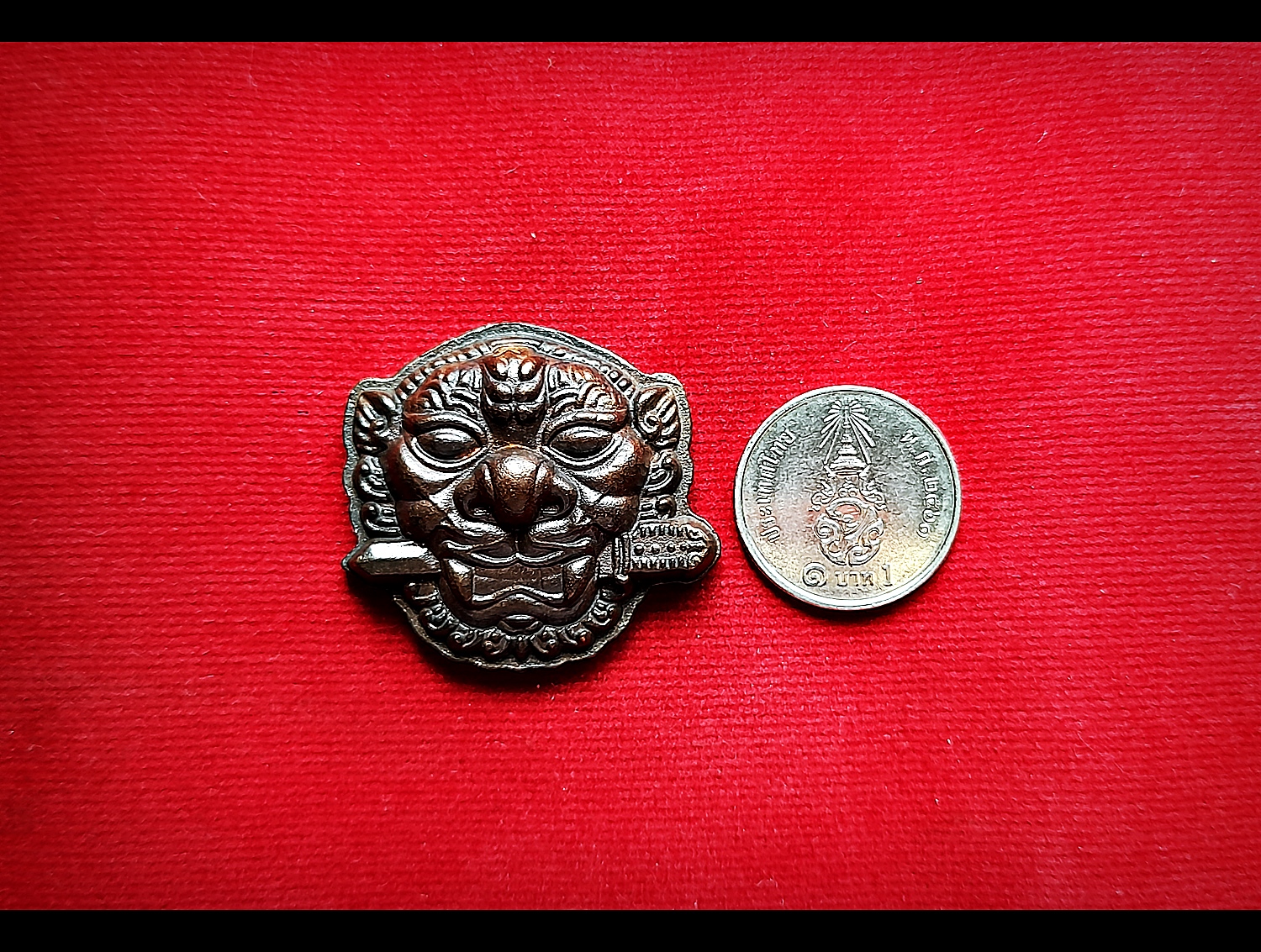 เหรียญ เสือคาบดาบ (พุทธคุณอานุภาพ แก้ฮวงจุ้ย กันชง แก้ชง ได้ทุกปีไม่ว่าจะปีใดก็ตาม) เนื้อนวะโลหะ(มีส่วนผสมของทองคำ) (น้ำหนักประมาณ2บาท) ปี2564 #รับประกันแท้