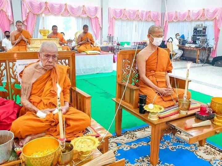 เหรียญ หลวงพ่อกวย (รุ่นแรก ทรงเสมา ฐานหน้า#พญาเสือโคร่ง(#มหาอำนาจ) หลัง พญา #หนุมาน4กร(#ครูแรง) (#ธงชัย #พระขรรค์ #จักร #ตรีศูล)) ปี2565 เนื้อมหาชนวน ไม่ตัดปีก ตอก9โค็ด #ชุดกรรมการ #รับประกันแท้