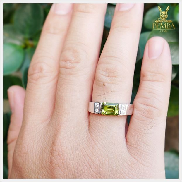 แหวนเพริดอต เงินแท้925 ชุบทองคำขาว ทรงสี่เหลี่ยมมีสไตล์ แหวนพลอยแท้