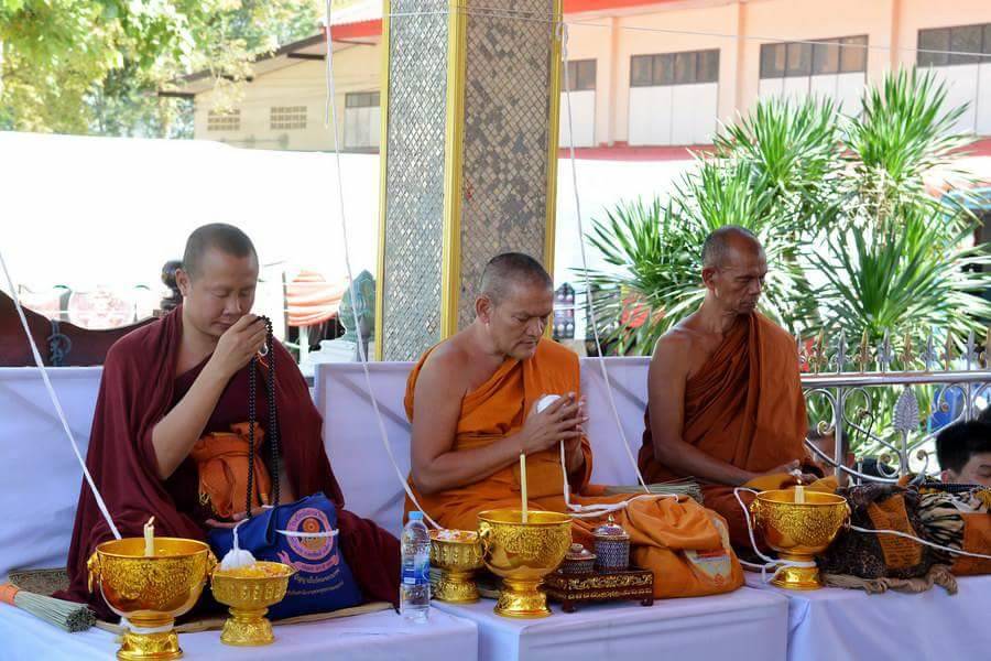 พระสมเด็จปรกโพธิ์ 9ใบ พิมพ์ใหญ่ หลังพระแม่ธรณี เนื้อผงอิธิเจแก่น้ำมัน (ชุดพิเศษ ชุดกรรมการ ปิดทองนำฤกษ์) หลวงพ่อกวย วัดโฆสิตาราม รุ่นแรงครู 2560 (พร้อมเลี่ยมกันน้ำ ใส่กรอบเงินแท้ ลาย หัวสิงห์ ลงยา ลายสุโขทัย ชุบทอง) #รับประกันแท้
