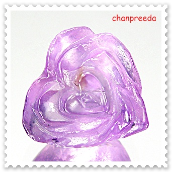 พลอยเนื้ออ่อน อเมทิสต์ (Amethyst) สีม่วงปานกลาง รูปหัวใจแกะสลัก น้ำหนัก 7.91 กะรัต ขนาด 12.8x12.8x9.5 มิล ภายในเม็ดมีตำหนิแต่มองแทบไม่เห็นรอยแตก