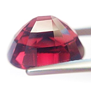 Rhodolite พลอยเนื้ออ่อนโรโดไลท์ ขนาดใหญ่ พลอยเนื้ออ่อนโรโดไลท์ ขนาดใหญ่ สีแดงสวย สีเหมือนพลอยเนื้อแข็ง ความสะอาดมองตาเปล่าสะอาดไม่มีตำหนิ เจียระไนสวย