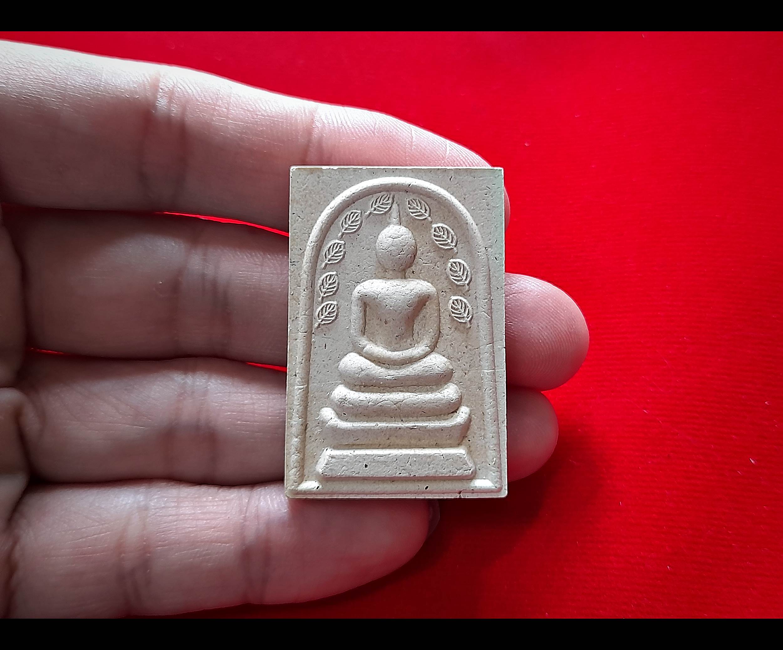 พระสมเด็จ ปรก ๙ ใบ หลัง รูปเหมือน หลวงพ่อกวย วัดโฆสิตาราม เนื้อผง(ผงผสมใบสมอที่หลวงพ่อปลูกไว้ที่วัด+ผงตะเคียนทอง+ทรายเศียรพระประธานในโบสถ์) ปี2557 #รับประกันแท้