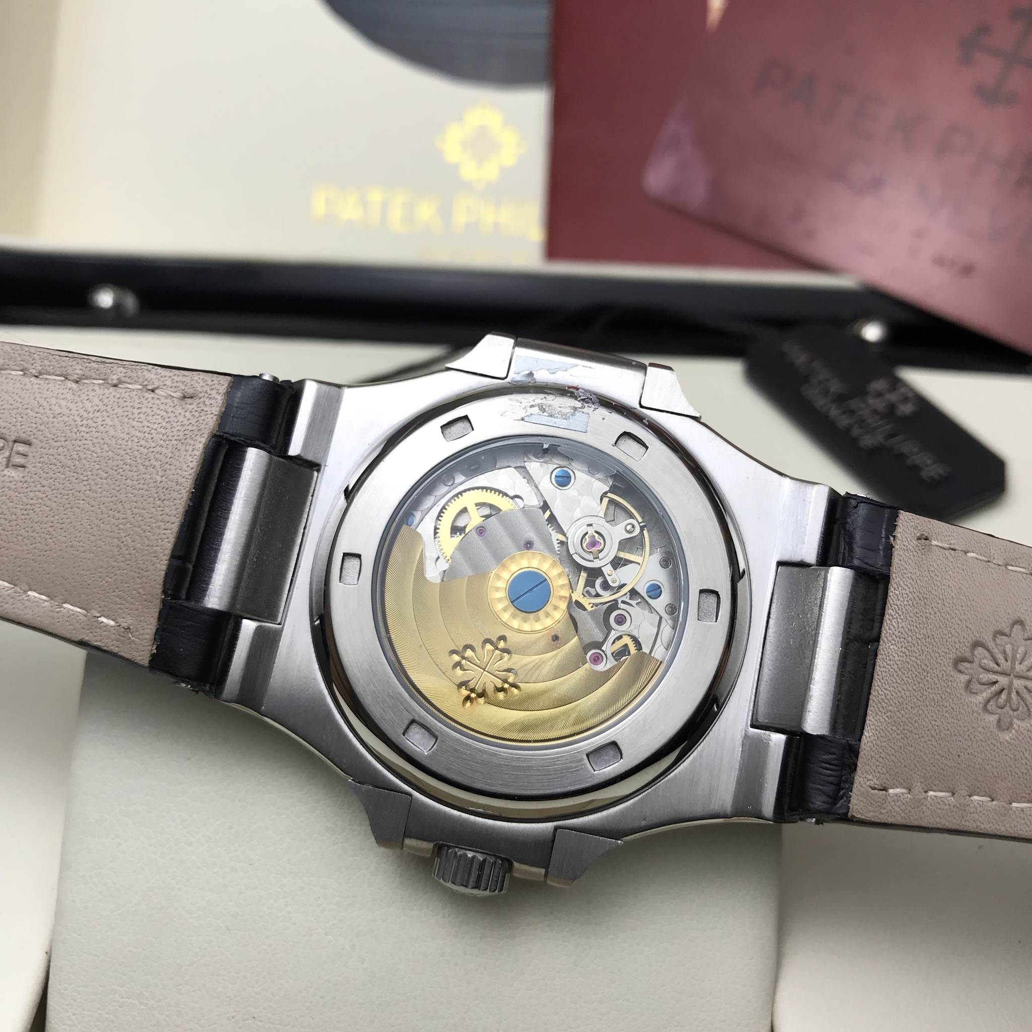 นาฬิกา Patek Philippe รุ่น Nautilus สี เงิน สายหนังสีดำ
