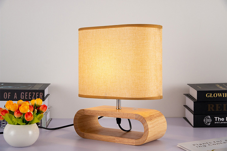 โคมไฟตั้งโต๊ะฐานวางทำจากไม้โป๊ะผ้าโทนสีน้ำตาล [HH9001]