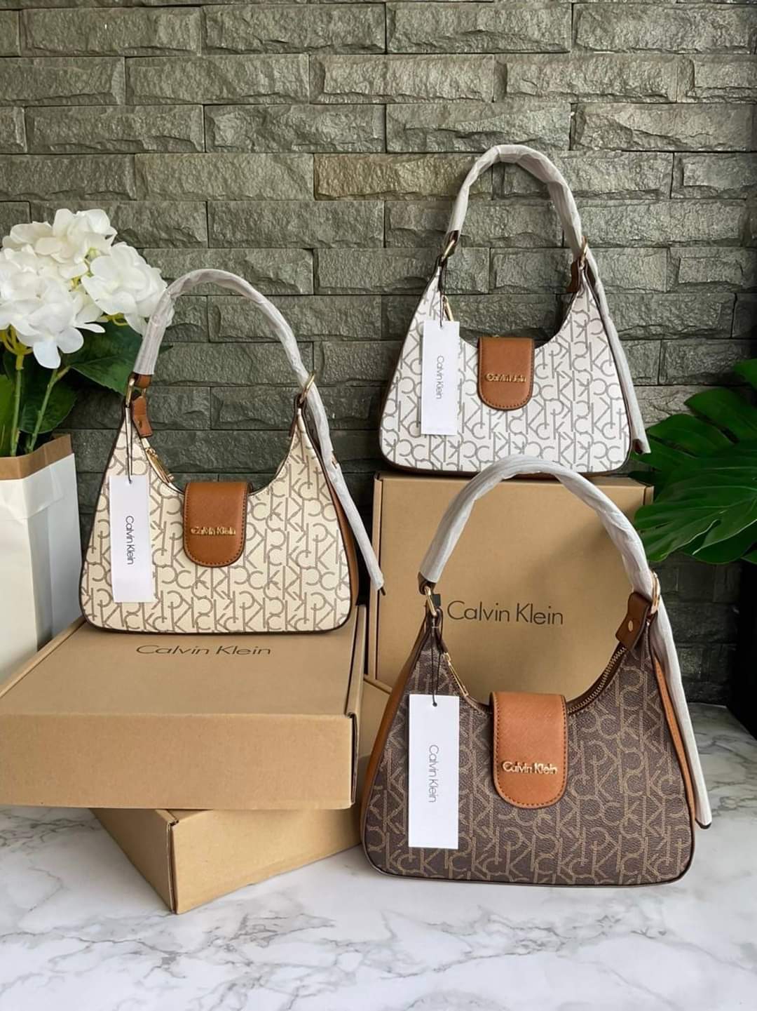 Calvin Klein Signature Hobo Bag (แอดไลน์ก่อนสั่งซื้อ)