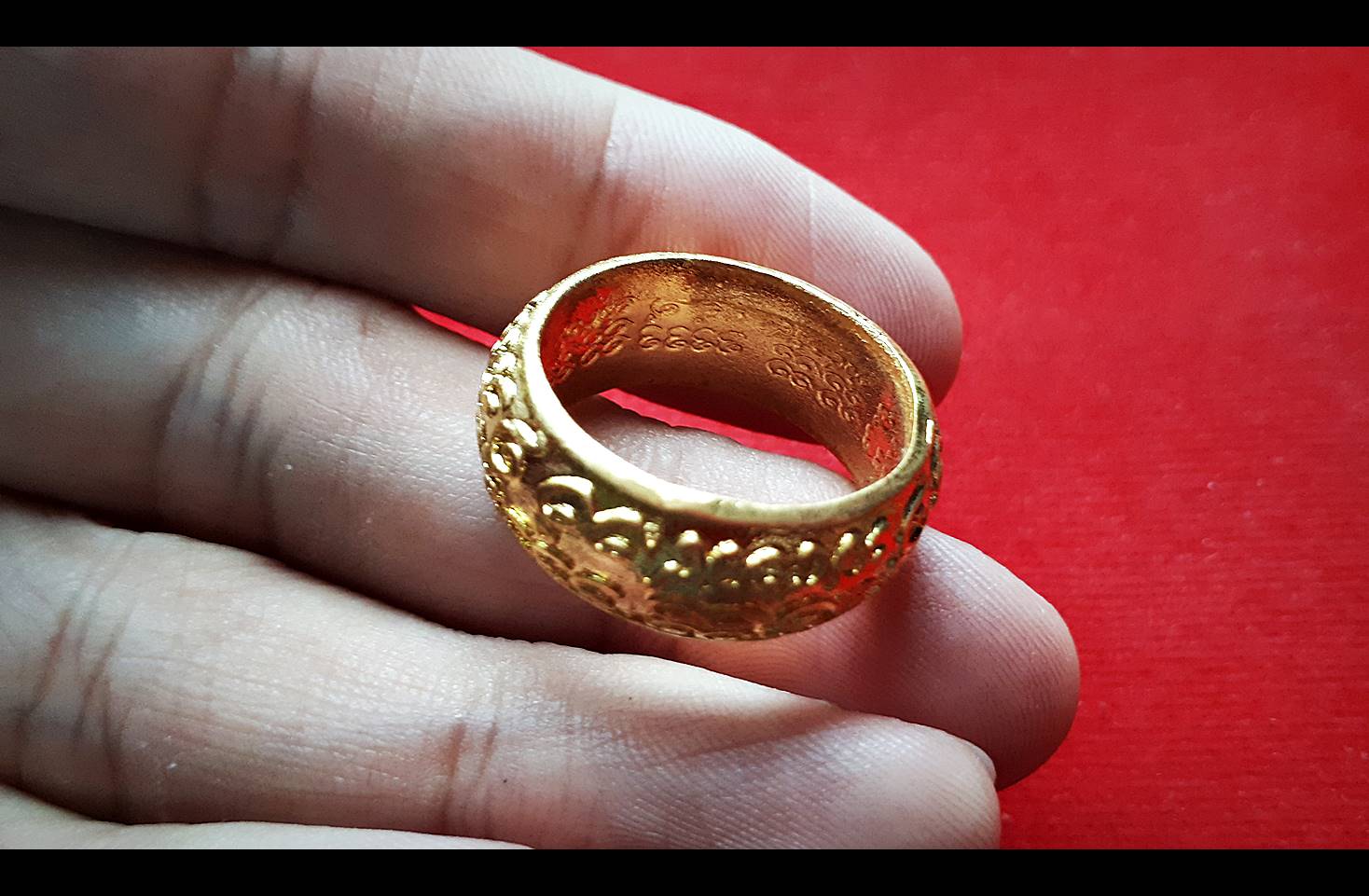 แหวน เสน่ห์มอญ เนื้อชุบทอง (ขนาดเส้นผ่าศูนย์กลาง 2ซม) ปี2555 - พระอาจารย์หนุ่ม (สมัย วัดบางแวก) (อ.ประคอง รุ่นเจริญ ร่วมปลุกเสก)