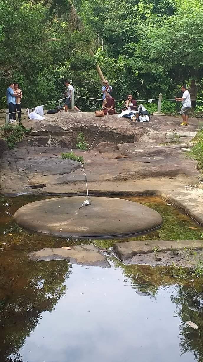 เหรียญศิวลึงค์ (11รุ่ม1) หลัง โยนี (พ่อปู่แม่ย่าให้กำเนิด พลังงานจักรวาล) (ปลุกเสกที่ปราสาทนครวัดและเขาพนมกุเลน) ปี2562 #รับประกันแท้ - หลวงปู่อุดมทรัพย์(พระอาจารย์จ่อย) วัดเวฬุวัน จ.ศรีสระเกษ จัดสร้างและดำเนินการปลุกเสก