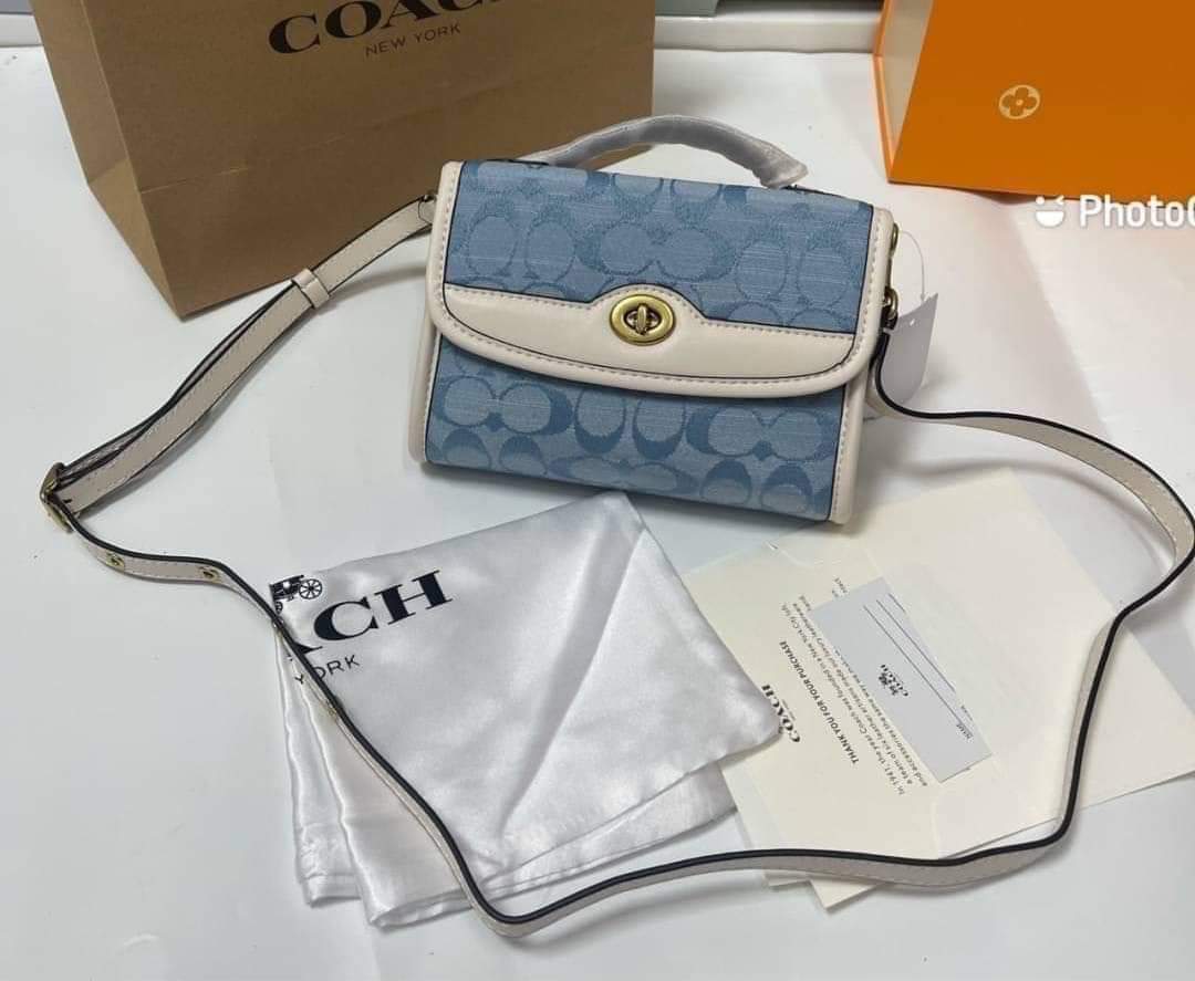 Coach Kip Turnlock Crossbody (แอดไลน์ก่อนสั่งซื้อ)