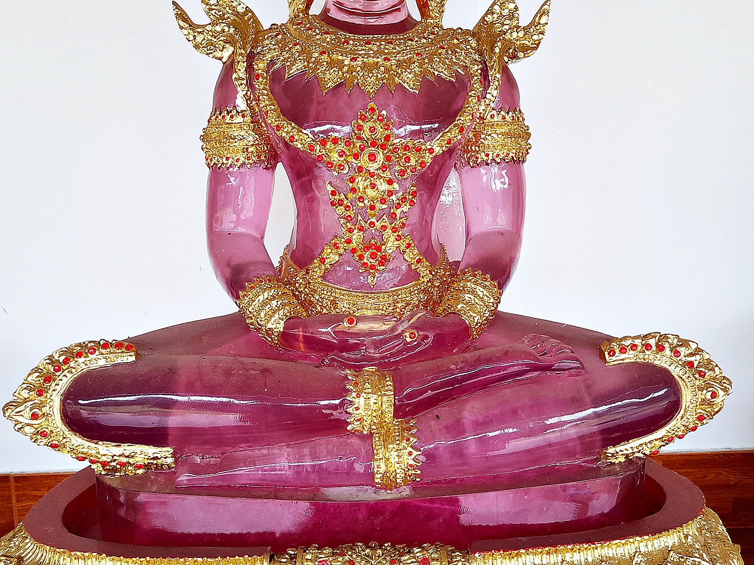 พระแก้วมรกต ปางพระจักรพรรดิ์ สีประจำวันเกิด7สี (ขนาดใหญ่) - (สีแดง สีเหลือง สีชมพู สีเขียว สีส้ม สีฟ้า สีม่วง)