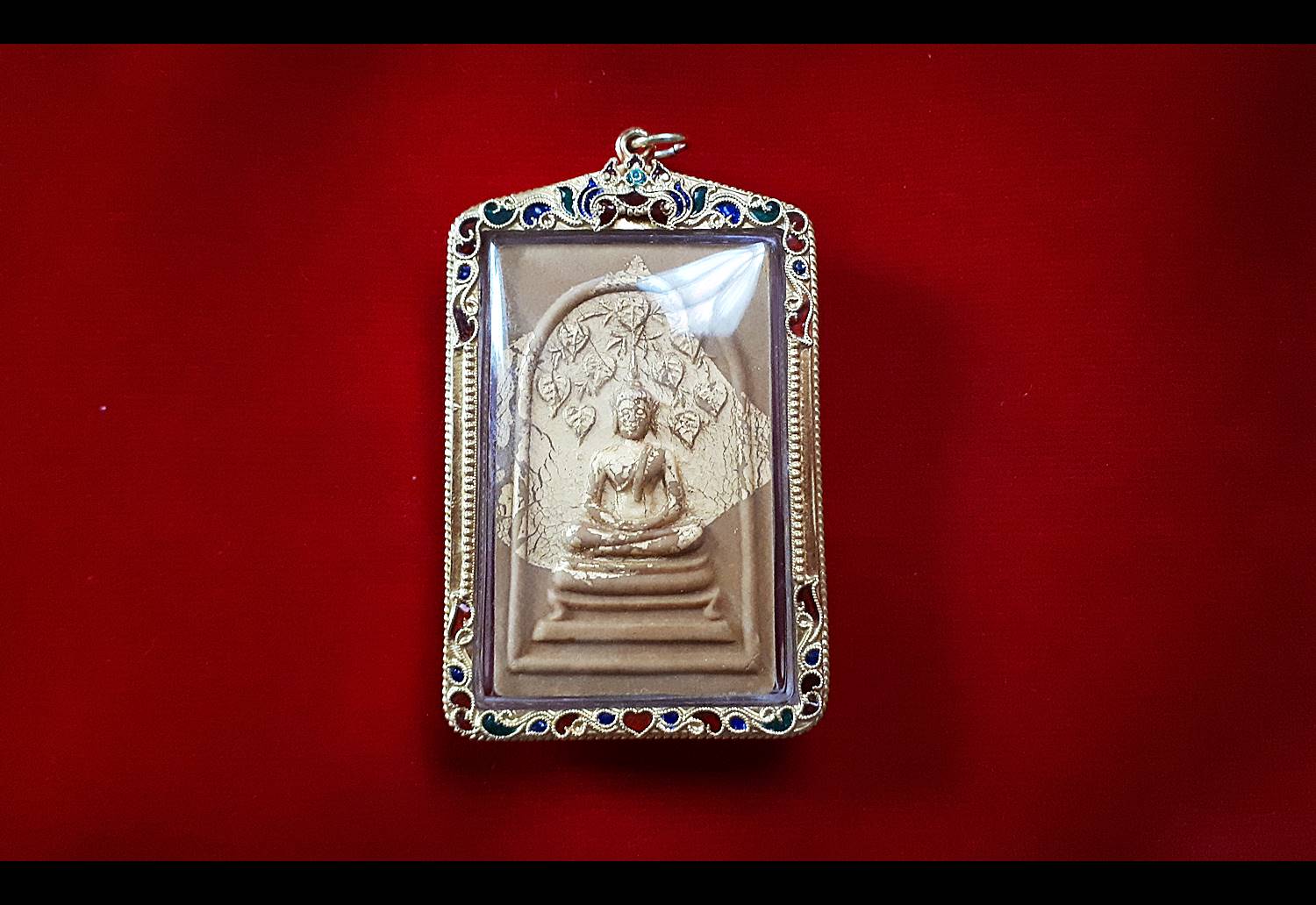 พระสมเด็จปรกโพธิ์ 9ใบ พิมพ์ใหญ่ หลังพระแม่ธรณี เนื้อผงอิธิเจแก่น้ำมัน (ชุดพิเศษ ชุดกรรมการ ปิดทองนำฤกษ์) หลวงพ่อกวย วัดโฆสิตาราม รุ่นแรงครู 2560 (พร้อมเลี่ยมกันน้ำ ใส่กรอบเงินแท้ ลาย หัวสิงห์ ลงยา ลายสุโขทัย ชุบทอง) #รับประกันแท้